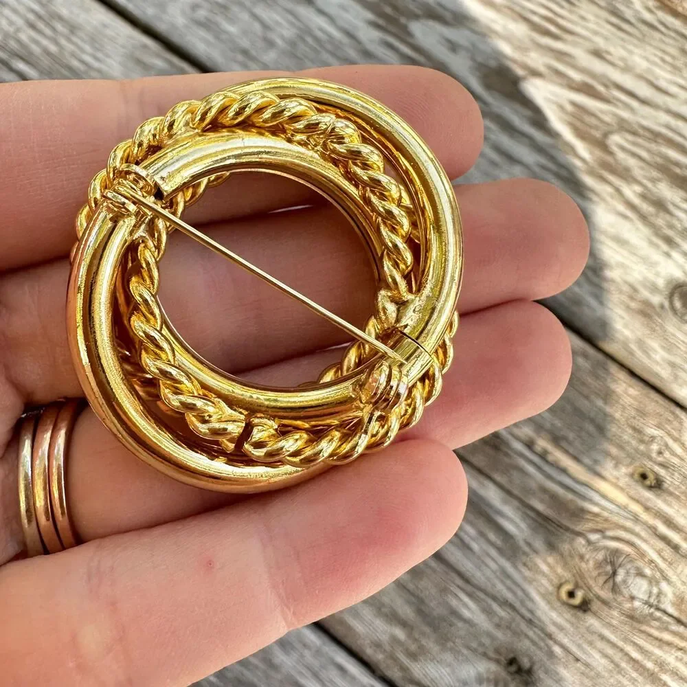 Vintage Jewelry Gold Tone Round Brooch Circle Pin